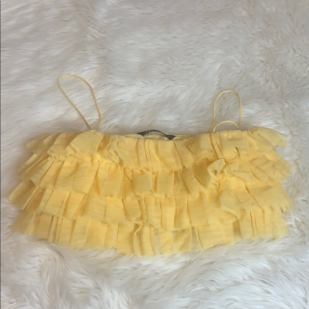 Adorable yellow crop top 😍